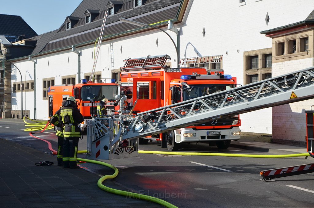 Feuer 3 Dachstuhlbrand Koeln Rath Heumar Gut Maarhausen Eilerstr P271.JPG